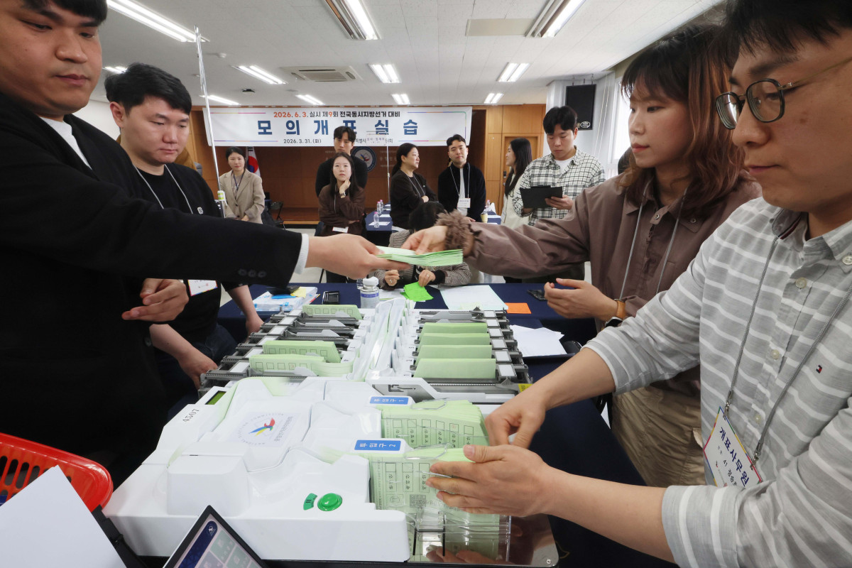 ▲31일 서울 종로구 서울시선거관리위원회에서 각 구 선관위 직원들이 ‘제9회 전국동시지방선거’ 대비 모의 개표실습을 하고 있다. 신태현 기자 holjjak@