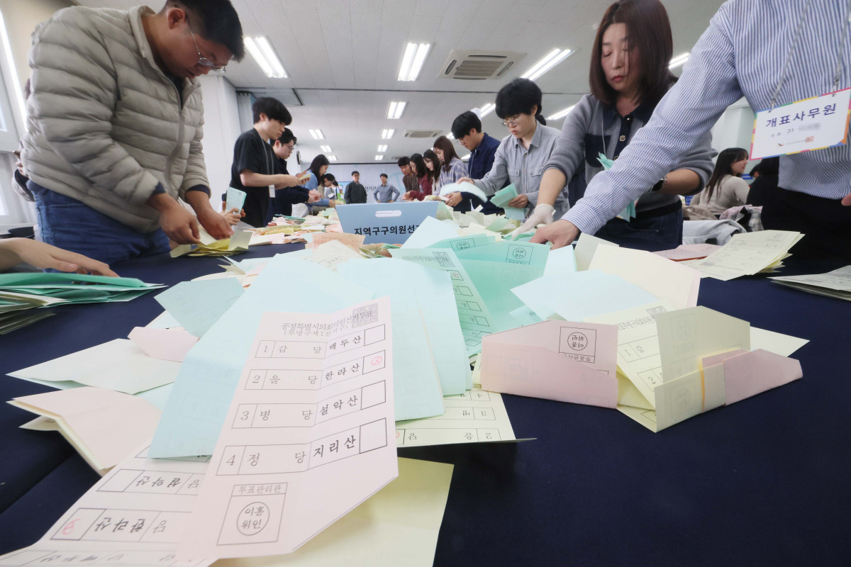 ▲31일 서울 종로구 서울시선거관리위원회에서 각 구 선관위 직원들이 ‘제9회 전국동시지방선거’ 대비 모의 개표실습을 하고 있다. 신태현 기자 holjjak@