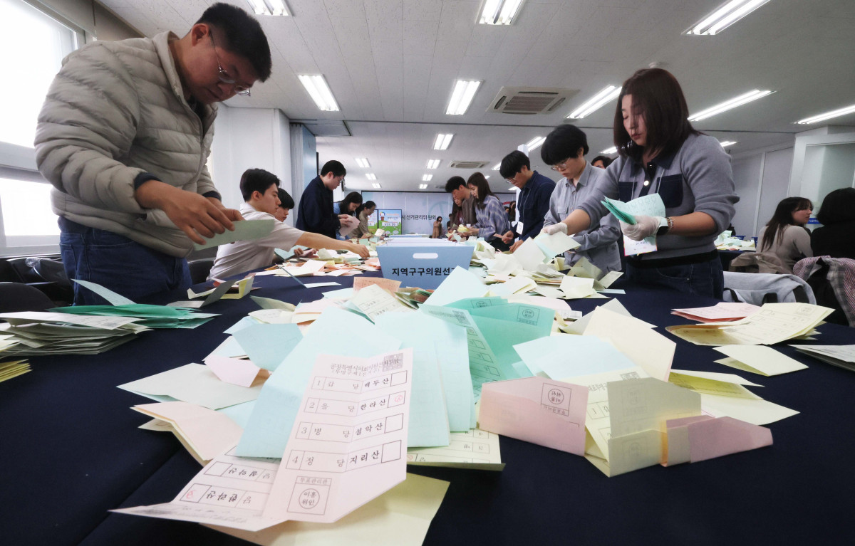 ▲31일 서울 종로구 서울시선거관리위원회에서 각 구 선관위 직원들이 ‘제9회 전국동시지방선거’ 대비 모의 개표실습을 하고 있다. 신태현 기자 holjjak@