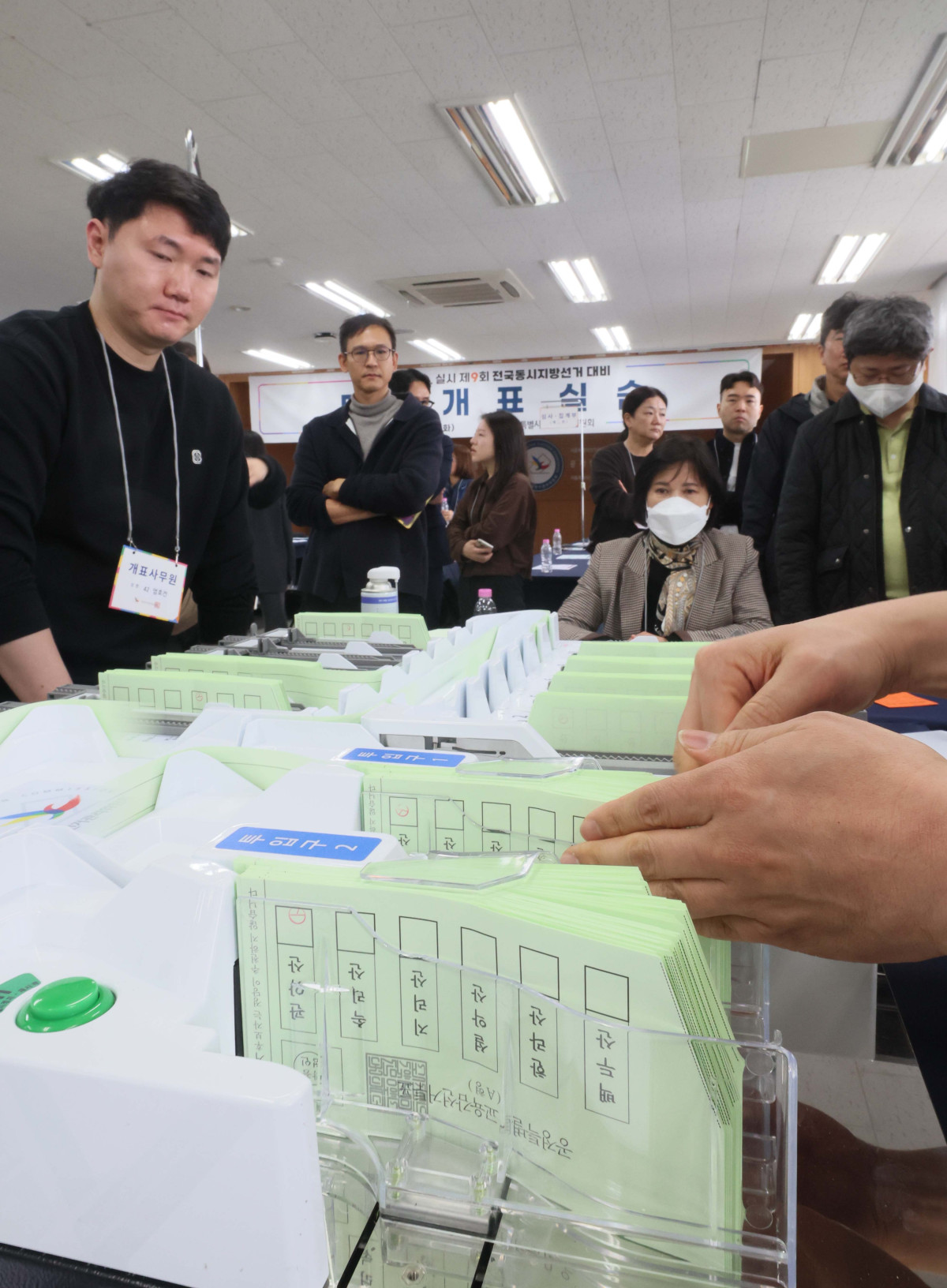 ▲31일 서울 종로구 서울시선거관리위원회에서 각 구 선관위 직원들이 ‘제9회 전국동시지방선거’ 대비 모의 개표실습을 하고 있다. 신태현 기자 holjjak@