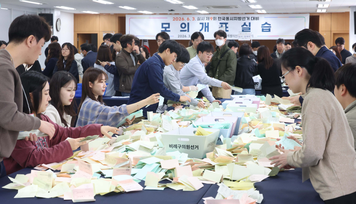 ▲31일 서울 종로구 서울시선거관리위원회에서 각 구 선관위 직원들이 ‘제9회 전국동시지방선거’ 대비 모의 개표실습을 하고 있다. 신태현 기자 holjjak@