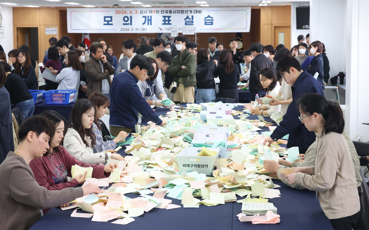 ▲31일 서울 종로구 서울시선거관리위원회에서 각 구 선관위 직원들이 ‘제9회 전국동시지방선거’ 대비 모의 개표실습을 하고 있다. 신태현 기자 holjjak@