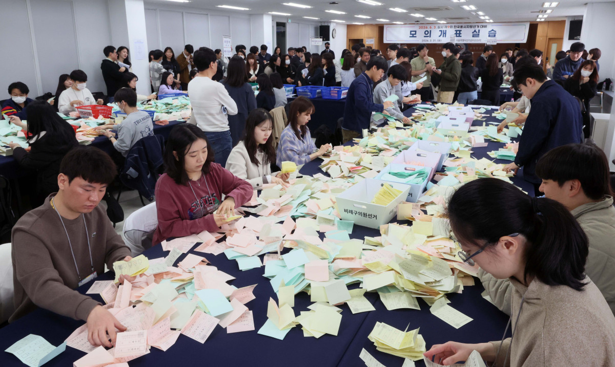 ▲31일 서울 종로구 서울시선거관리위원회에서 각 구 선관위 직원들이 ‘제9회 전국동시지방선거’ 대비 모의 개표실습을 하고 있다. 신태현 기자 holjjak@