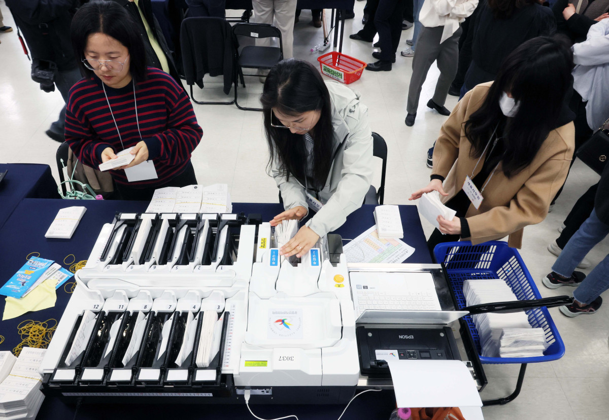 ▲31일 서울 종로구 서울시선거관리위원회에서 각 구 선관위 직원들이 ‘제9회 전국동시지방선거’ 대비 모의 개표실습을 하고 있다. 신태현 기자 holjjak@