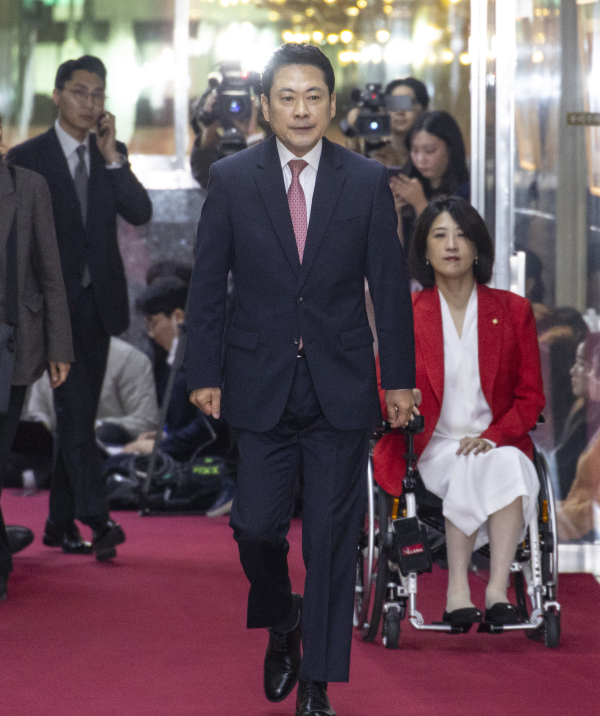 ▲국민의힘 장동혁 대표가 31일 국회에서 우원식 국회의장을 면담하기 위해 의장실로 이동하고 있다. 이날 만남은 우원식 의장 주도로 추진 중인 개헌안과 관련해 국민의힘 협조를 당부하기 위해 열린 것으로 보인다. 이날 면담은 비공개로 진행됐다. (연합뉴스)