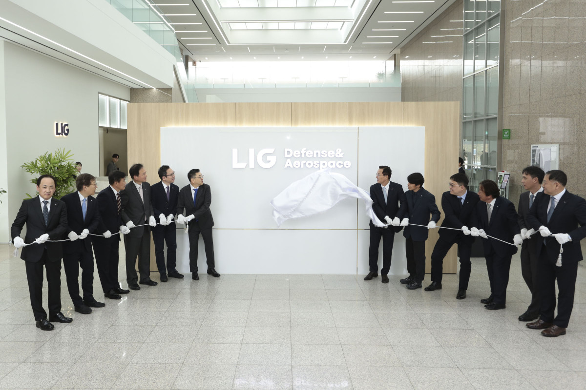 ▲LIG Defense&Aerospace가 31일 공식 출범했다. 사진은 31일 LIG D&A 2판교하우스에서 구본상 LIG 회장, 신익현 LIG D&A 대표이사 등 임직원과 관계자들이 현판 제막식을 하고 있다. (LIG D&A)