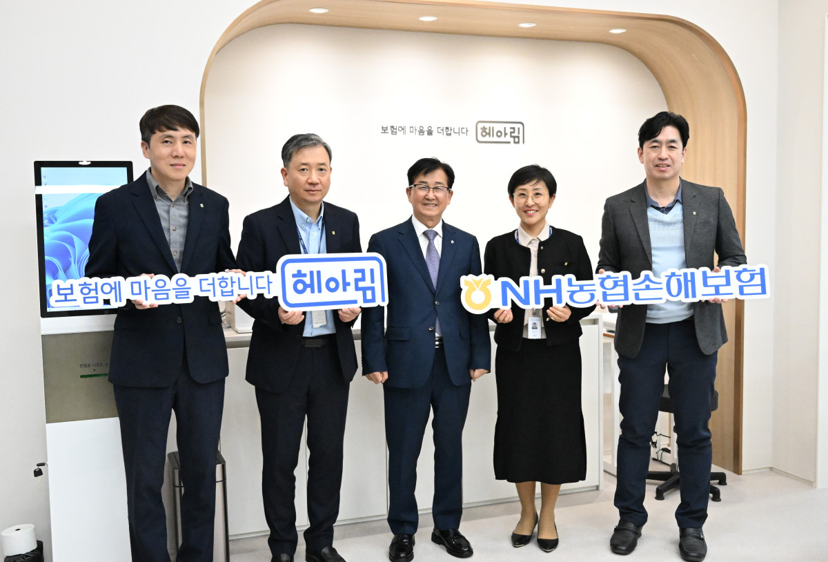 ▲NH농협손해보험(대표이사 송춘수)은 금융소비자의 권익 보호와 서비스 접근성을 개선하기 위해 서울 서대문구 본사에 오프라인 대면 창구인 ‘헤아림 고객프라자’를 다음달 1일부터 운영한다고 31일 밝혔다. 송춘수(사진 가운데) 대표이사가 직원들과 기념촬영을 하고 있다. (사진제공 = NH농협손해보험)