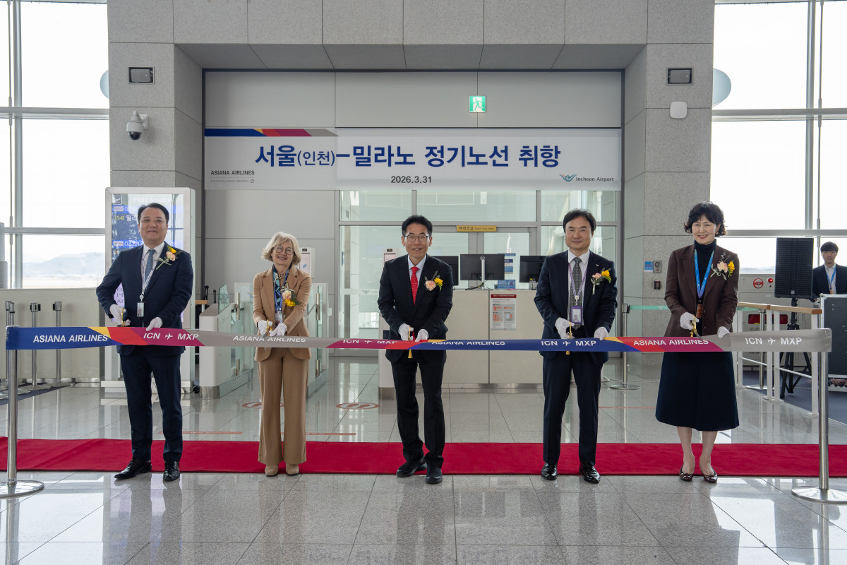 ▲아시아나항공이 31일 인천공항 제 2 여객터미널에서 인천-밀라노 노선 정기노선 취항 기념행사를 가졌다.(왼쪽부터) 김성무 아시아나항공 인천국제공항 서비스지점장, 에밀리아 가토 주한 이탈리아 대사, 박종만 아시아나항공 여객본부장, 이상용 인천국제공항공사 신사업본부장를 비롯해 김보영 이탈리아 관광청 대표가 테이프커팅식을 촬영하고 있다. (사진=아시아나항공)