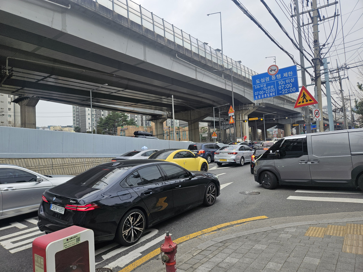 ▲31일 서울시 성북구 하월곡동 하월곡 분기점 교차로 일대가 차량으로 가득 차 있다. (김지영 기자 kjy42)