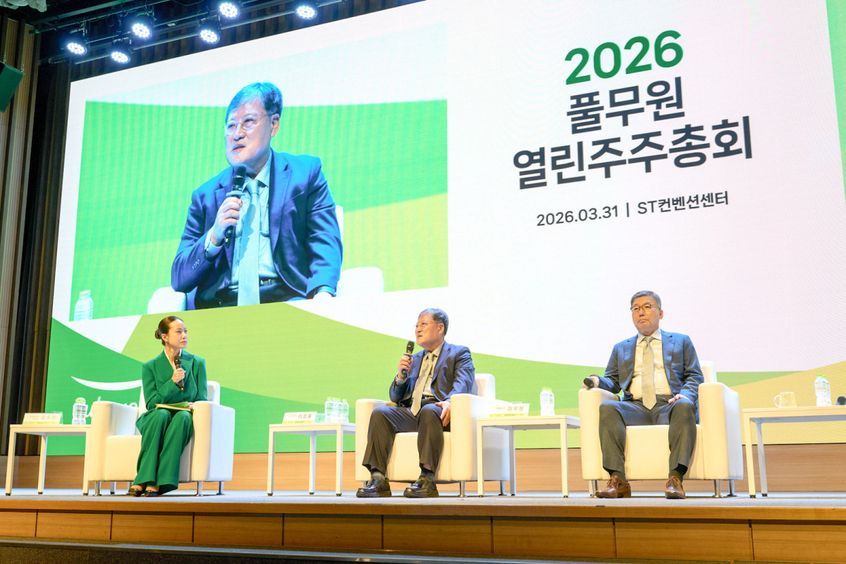 ▲31일 서울 강남구 과학기술컨벤션 센터에서 개최된 ‘2026 풀무원 열린 주주총회’ 2부 열린 토론회에서 풀무원 이효율 이사회 의장(가운데)과 이우봉 총괄CEO(오른쪽)가 주주들의 질문에 답변하고 있다. (사진제공=풀무원)