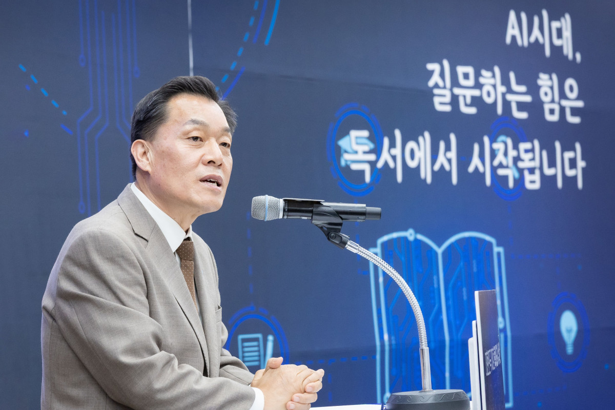 ▲이재준 수원특례시장이 30일 수원시청에서 열린 '독서도시 수원' 비전 선포식에서 기념사를 하고 있다. (수원특례시)