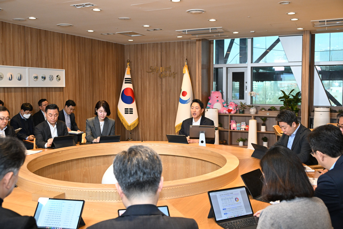 ▲오세훈 서울시장이31일 집무실에서 ‘중동상황 관련, 서울시 에너지 위기 극복 대책회의’를 주재하고 있다. (서울시)