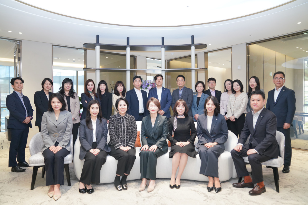 ▲미래에셋증권 투자센터압구정WM 임직원 사진. 첫번째 줄 왼쪽에서 네번째 김지혜 센터장 (사진제공= 미래에셋증권)