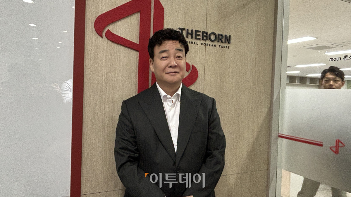 ▲31일 서울 서초구 반포동 더본코리아별관에서 백종원 더본코리아 대표가 정기 주주총회를 마치고 취재진과 질의응답을 하고 있다. (사진=연희진 기자)