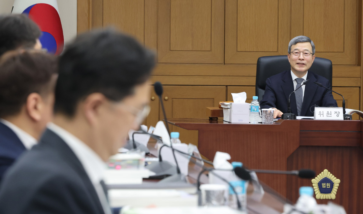 ▲30일 서울 서초구 대법원에서 열린 제144차 양형위원회 전체회의에서 이동원 위원장이 발언하고 있다. (연합뉴스)