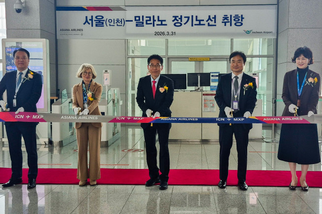 ▲인천공항 제2여객터미널에서 열린 아시아나항공의 ‘인천-밀라노 노선 신규취항 기념행사’에서 주요 내빈들이 테이프 커팅 세리머니를 하고 있다. (사진제공=인천국제공항공사)