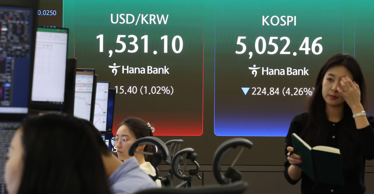 ▲31일 오후 서울 중구 하나은행 딜링룸에서 딜러들이 업무를 하고 있다.코스피는 전 거래일(5277.30)보다 224.84포인트(4.26%) 하락한 5052.46에 마감했다. (뉴시스)