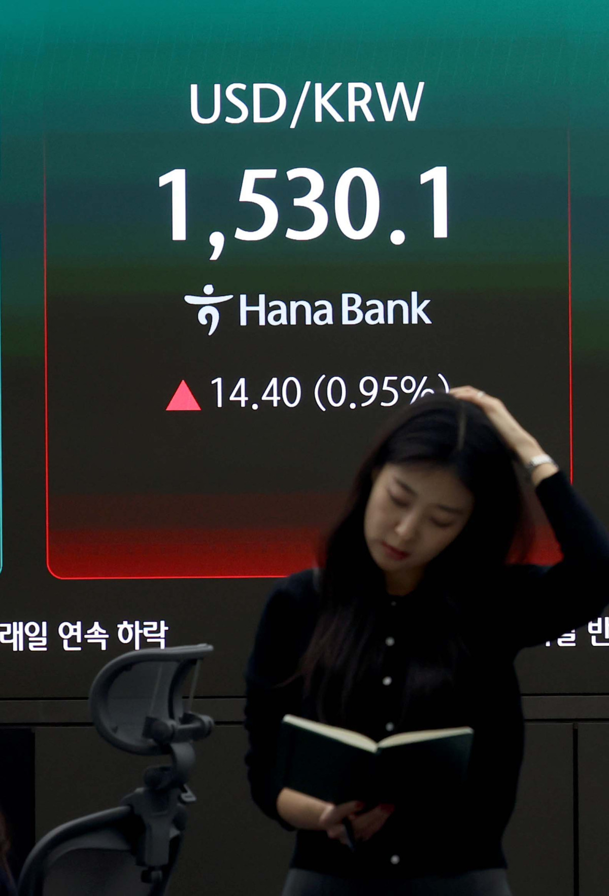 ▲원·달러 환율이 1530원대로 주간거래를 마치면서 금융위기 이후 17년 만에 최고치를 기록하고 코스피는 전 거래일보다 4% 넘게 떨어진 31일 서울 중구 하나은행 본점 딜링룸 모니터에 코스피 등 시황이 표시되고 있다. 이날 코스피는 전 거래일 대비 224.84포인트(4.26%) 내린 5052.46, 코스닥은 54.66포인트(4.94%) 하락한 1052.39, 서울외환시장에서 원·달러 환율은 전일 오후 3시 30분 주간종가 대비 14.40원 오른 1530.10원으로 장을 마쳤다. 신태현 기자 holjjak@