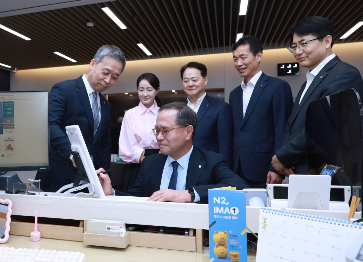 ▲이찬우 NH농협금융지주 회장(가운데)이 31일 NH투자증권 영업부금융센터를 방문해 ‘N2 IMA1 중기형 1호’상품에 가입하고 있다. (사진=NH투자증)