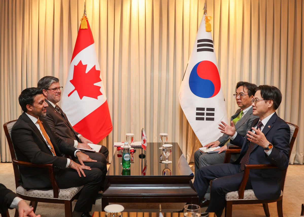 ▲<YONHAP PHOTO-3801> 김정관 장관, 캐나다 국제통상부 장관 면담    (서울=연합뉴스) 김정관 산업통상부 장관이 31일 서울 중구 롯데호텔에서 마닌더 시두 캐나다 국제통상부 장관과 면담하고 있다. 2026.3.31 [산업통상부 제공. 재판매 및 DB 금지]    photo@yna.co.kr/2026-03-31 15:53:22/<저작권자 ⓒ 1980-2026 ㈜연합뉴스. 무단 전재 재배포 금지, AI 학습 및 활용 금지>
