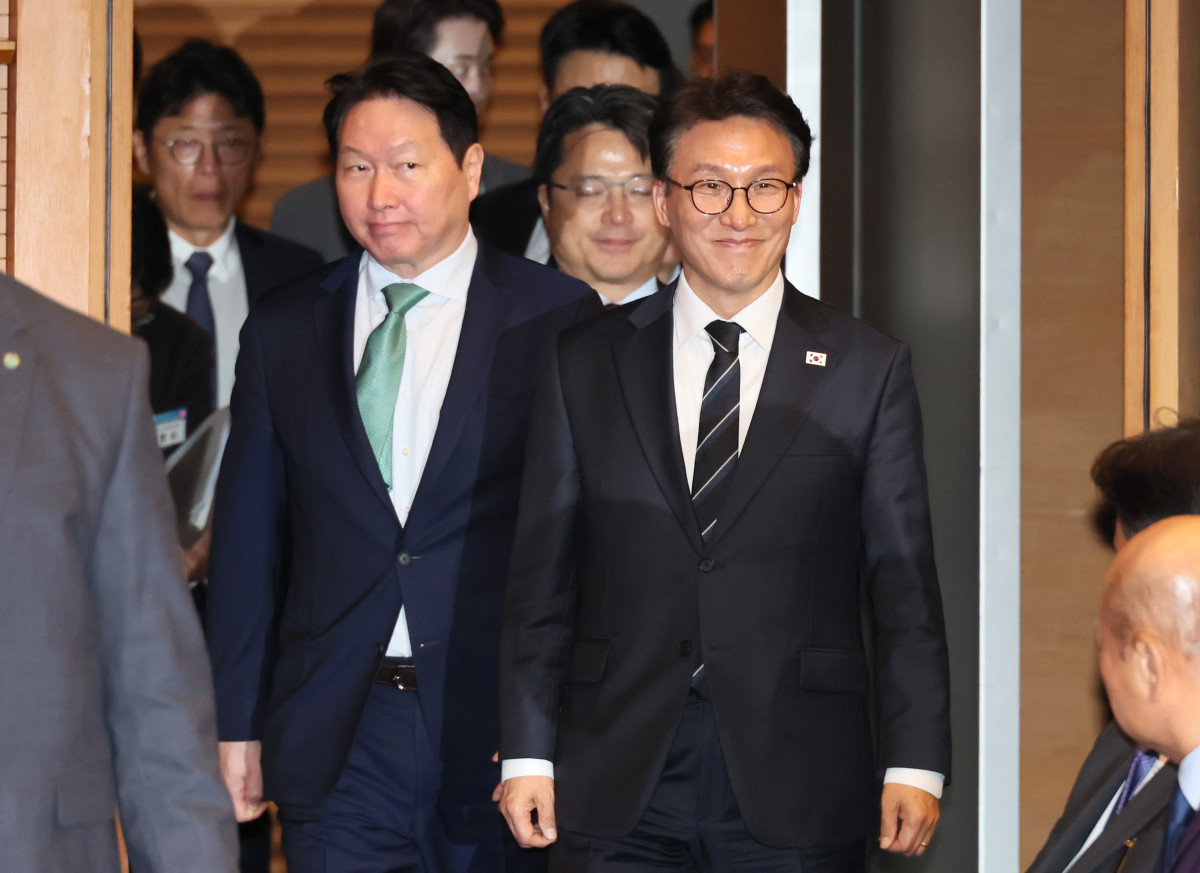 ▲김민석 국무총리와 최태원 대한상의 회장이 31일 서울 중구 대한상의에서 열린 제53회 상공의 날 기념식에 참석하고 있다. (연합뉴스)