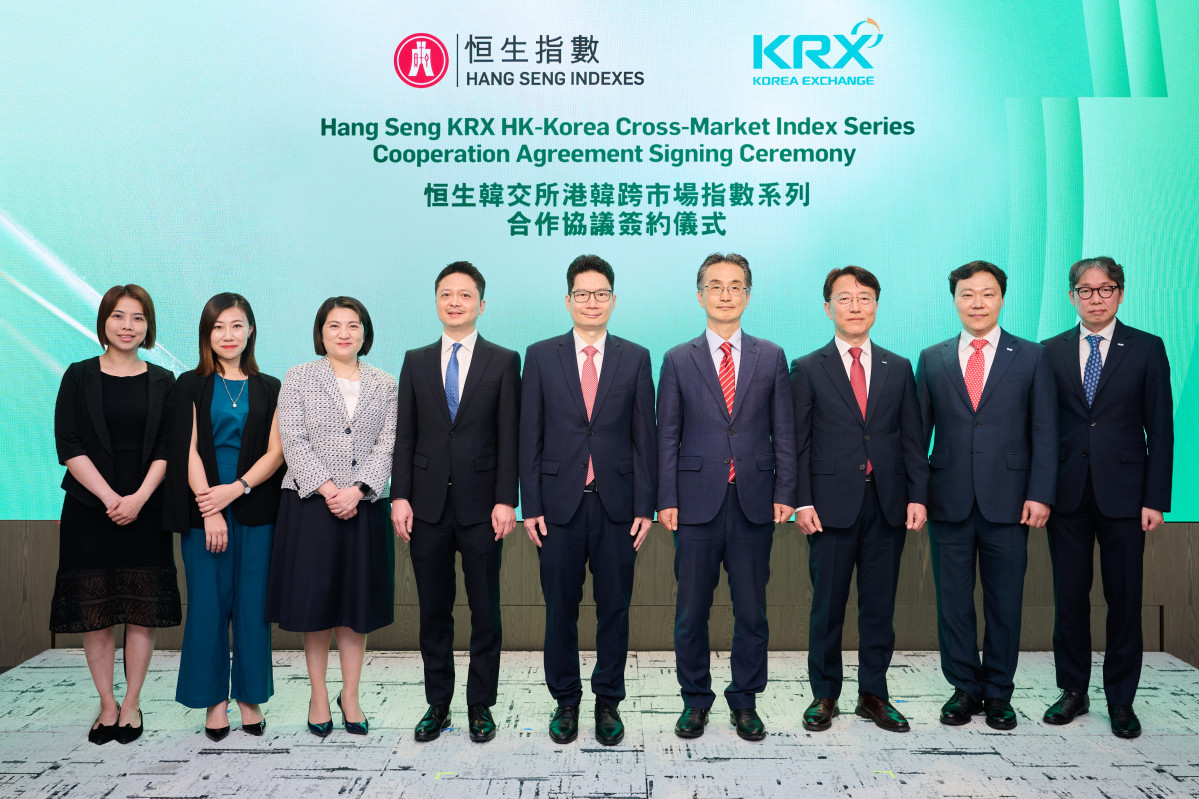 ▲좌측 세 번째부터 아니타 모(항셍지수회사 CEO), 길버트 리(항셍지수회사 Chairman), 조셉 찬(홍콩 재무부 차관), 천성환(주홍콩 총영사대리), 이부연(한국거래소 미래사업본부 본부장)이 한-홍콩 공동지수 개발 기념사진을 촬영하고 있다. (사진=한국거래소)