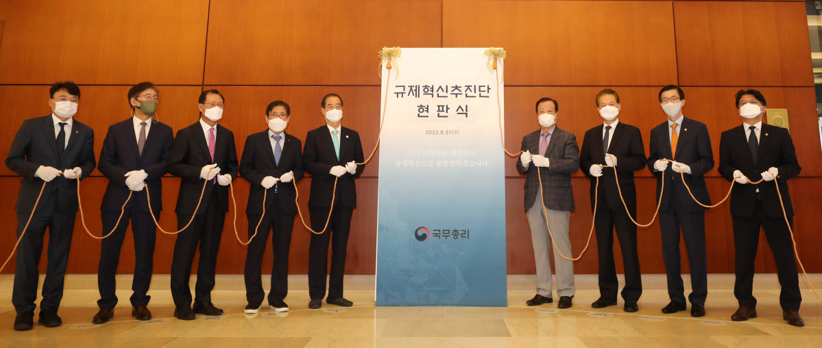▲2022년 8월 31일 규제혁신자문단 위촉식 및 규제혁신추진단 현판식이 서울 종로구 광화문 인근에 마련된 규제혁신추진단에서 열렸다. 한덕수 국무총리가 규제혁신추진단 현판 제막을 하고 있다. (사진-뉴시스)