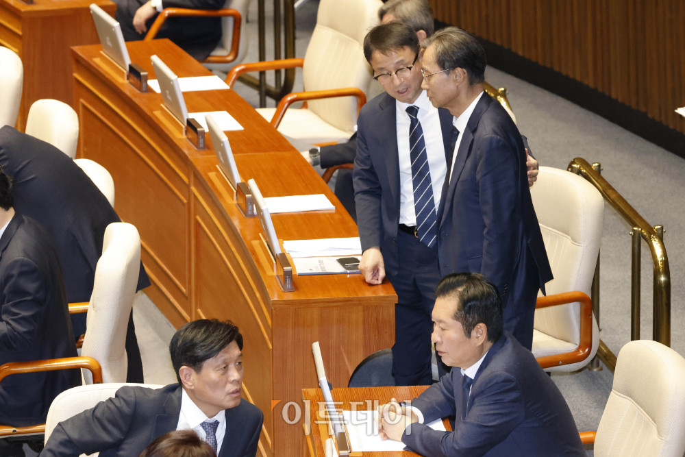 ▲정청래 더불어민주당 대표와 한병도 원내대표가 31일 서울 여의도 국회 본회의에서 의원들과 대화하고 있다. 고이란 기자 photoeran@