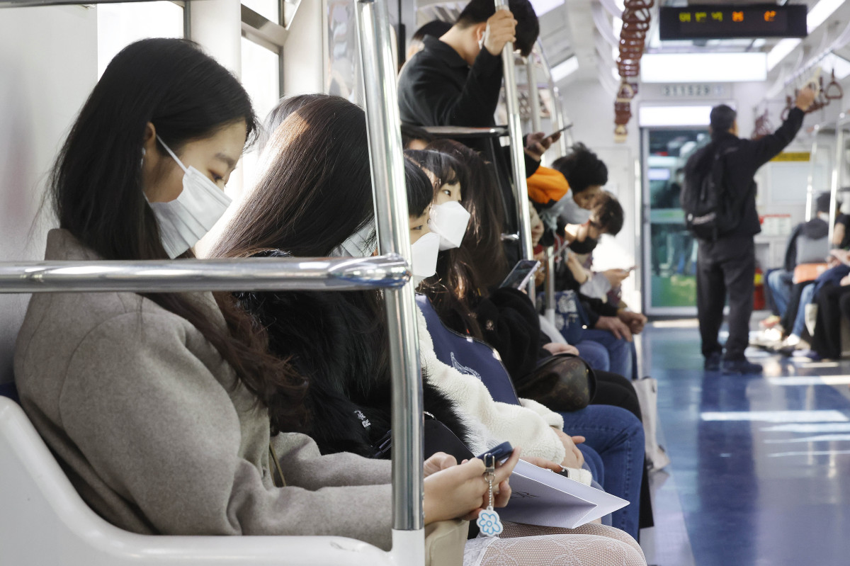 ▲서울 지하철 1호선에서 마스크를 쓴 시민들이 지하철을 이용하고 있다. (이투데이DB)
