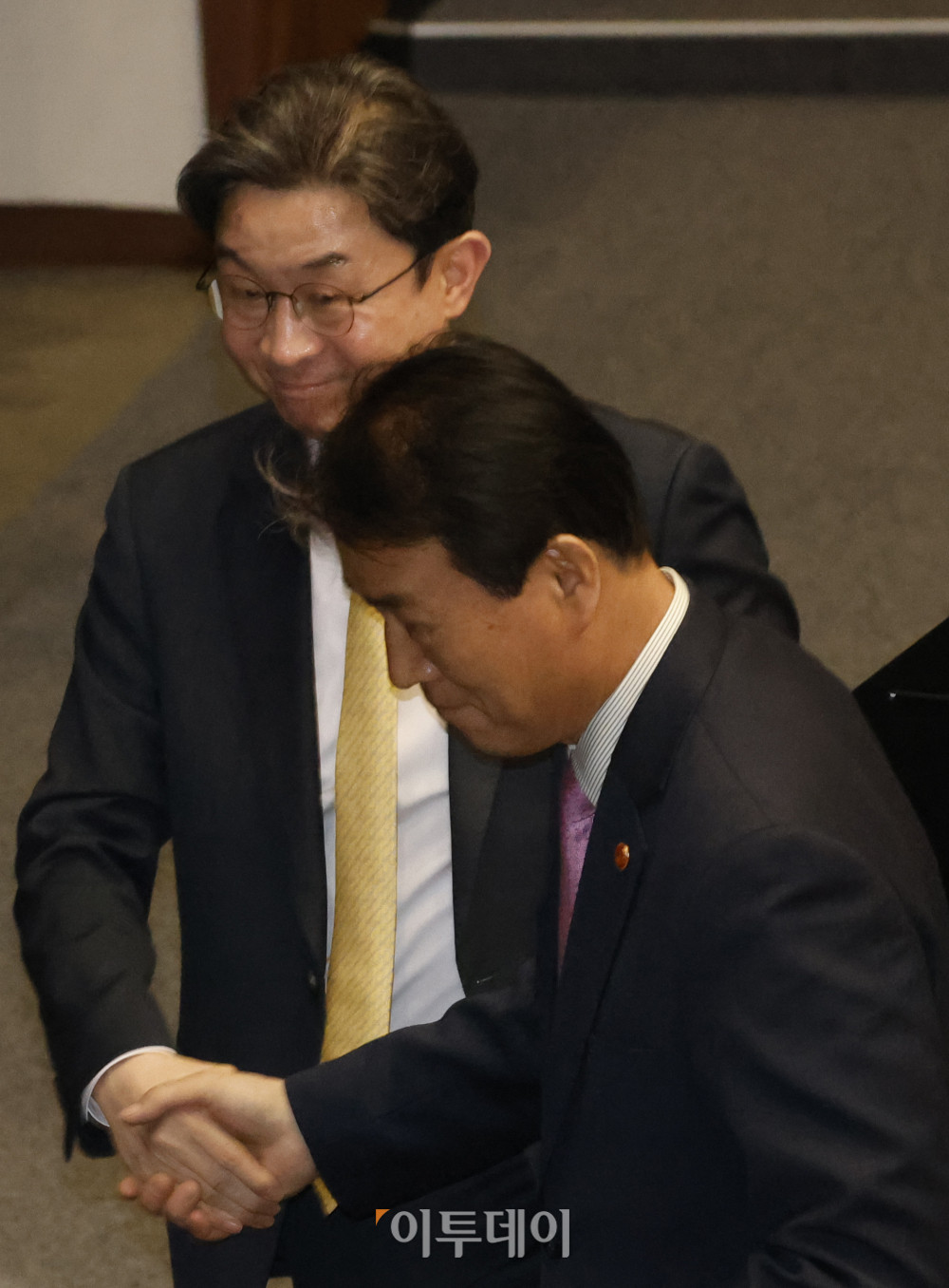 ▲이억원(왼쪽) 금융위원장과 권오을 국가보훈부 장관이 31일 서울 여의도 국회 본회의에서 악수하고 있다. 고이란 기자 photoeran@