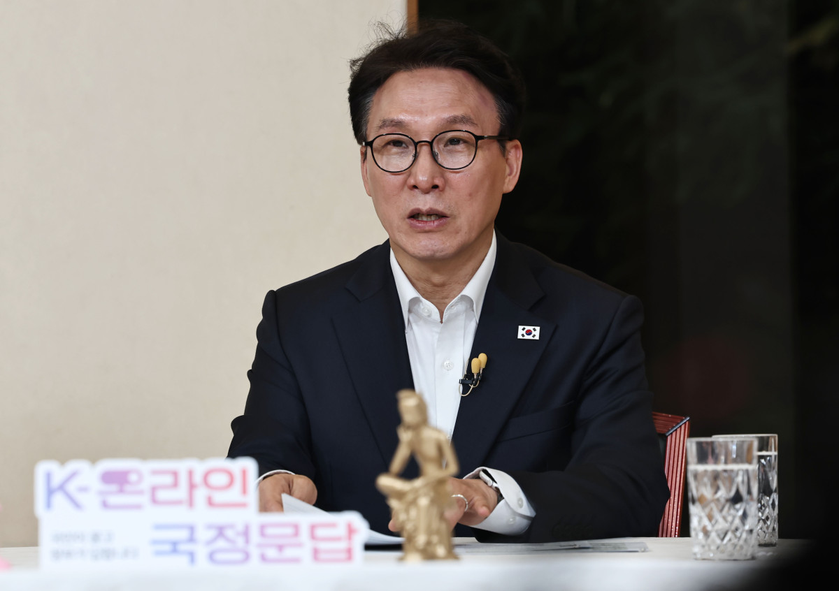▲김민석 국무총리가 31일 서울 종로구 삼청동 총리공관에서 유튜브 생방송으로 진행되는 K-온라인 국정문답에서 발언하고 있다. (연합뉴스)