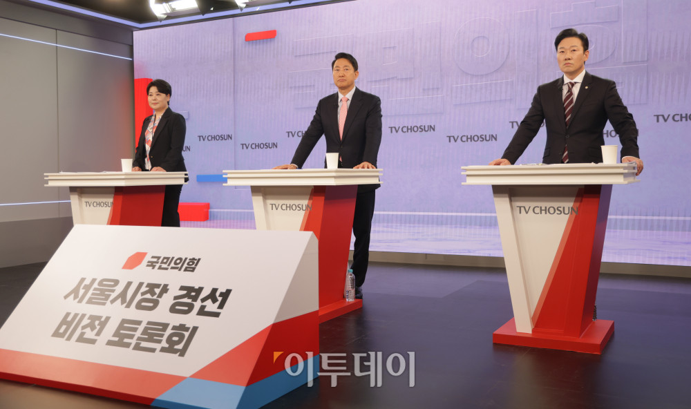▲31일 서울 중구 TV조선 스튜디오에서 국민의힘 6·3 지방선거 서울특별시장 후보자를 가리기 위한 비전 토론회가 열리면서 토론 시작을 앞두고 (왼쪽부터) 윤희숙, 오세훈, 박수민 후보가 단상에 서있다. 국회사진기자단