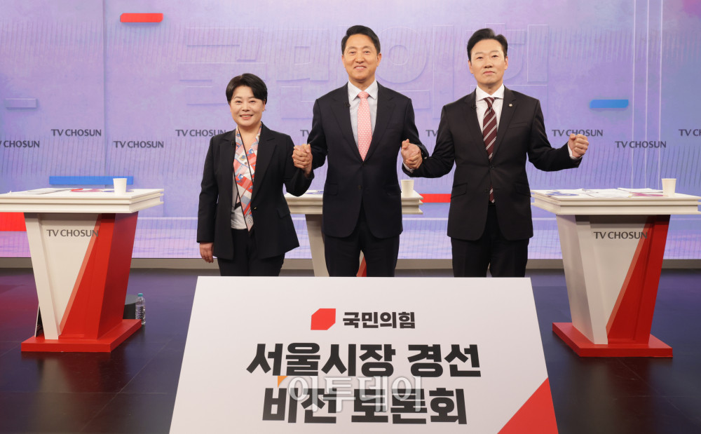 ▲31일 서울 중구 TV조선 스튜디오에서 국민의힘 6·3 지방선거 서울특별시장 후보자를 가리기 위한 비전 토론회가 열리면서 토론 시작을 앞두고 (왼쪽부터) 윤희숙, 오세훈, 박수민 후보가 손을 맞잡고 있다. 국회사진기자단