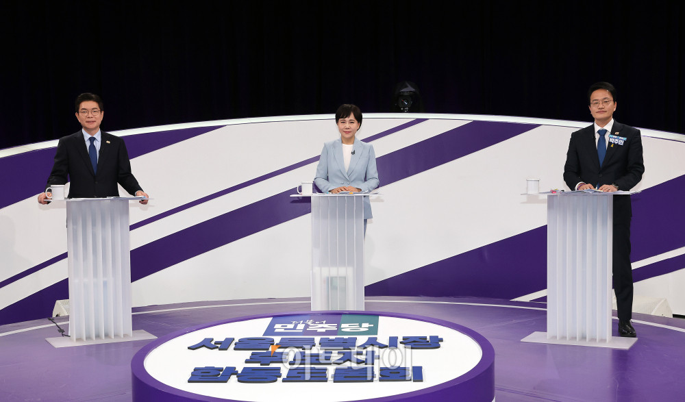 ▲더불어민주당 정원오(왼쪽부터), 전현희, 박주민 서울시장 예비후보가 31일 서울 마포구 상암동 MBC 신사옥에서 열린 더불어민주당 서울시장 후보자 본경선 합동토론회에서 토론 준비를 하고 있다. 국회사진기자단