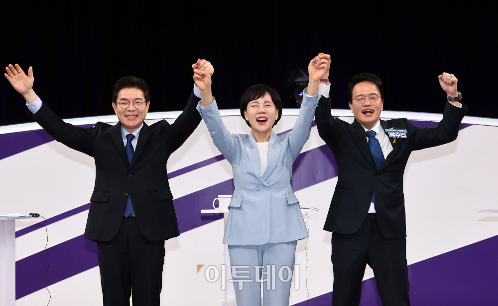 ▲더불어민주당 정원오(왼쪽부터), 전현희, 박주민 서울시장 예비후보가 31일 서울 마포구 상암동 MBC 신사옥에서 열린 더불어민주당 서울시장 후보자 본경선 합동토론회에서 기념촬영하고 있다. 국회사진기자단
