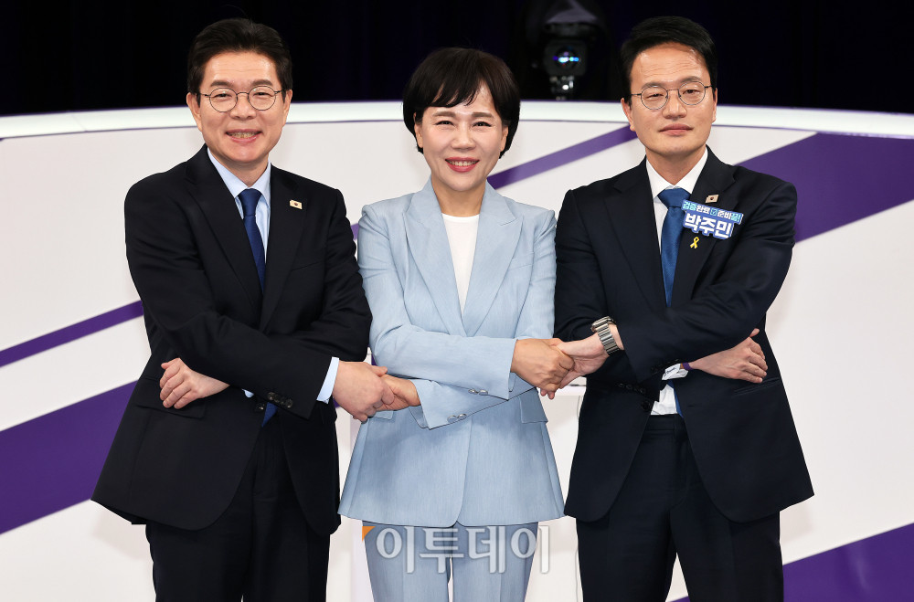 ▲더불어민주당 정원오(왼쪽부터), 전현희, 박주민 서울시장 예비후보가 31일 서울 마포구 상암동 MBC 신사옥에서 열린 더불어민주당 서울시장 후보자 본경선 합동토론회에서 기념촬영하고 있다. 국회사진기자단