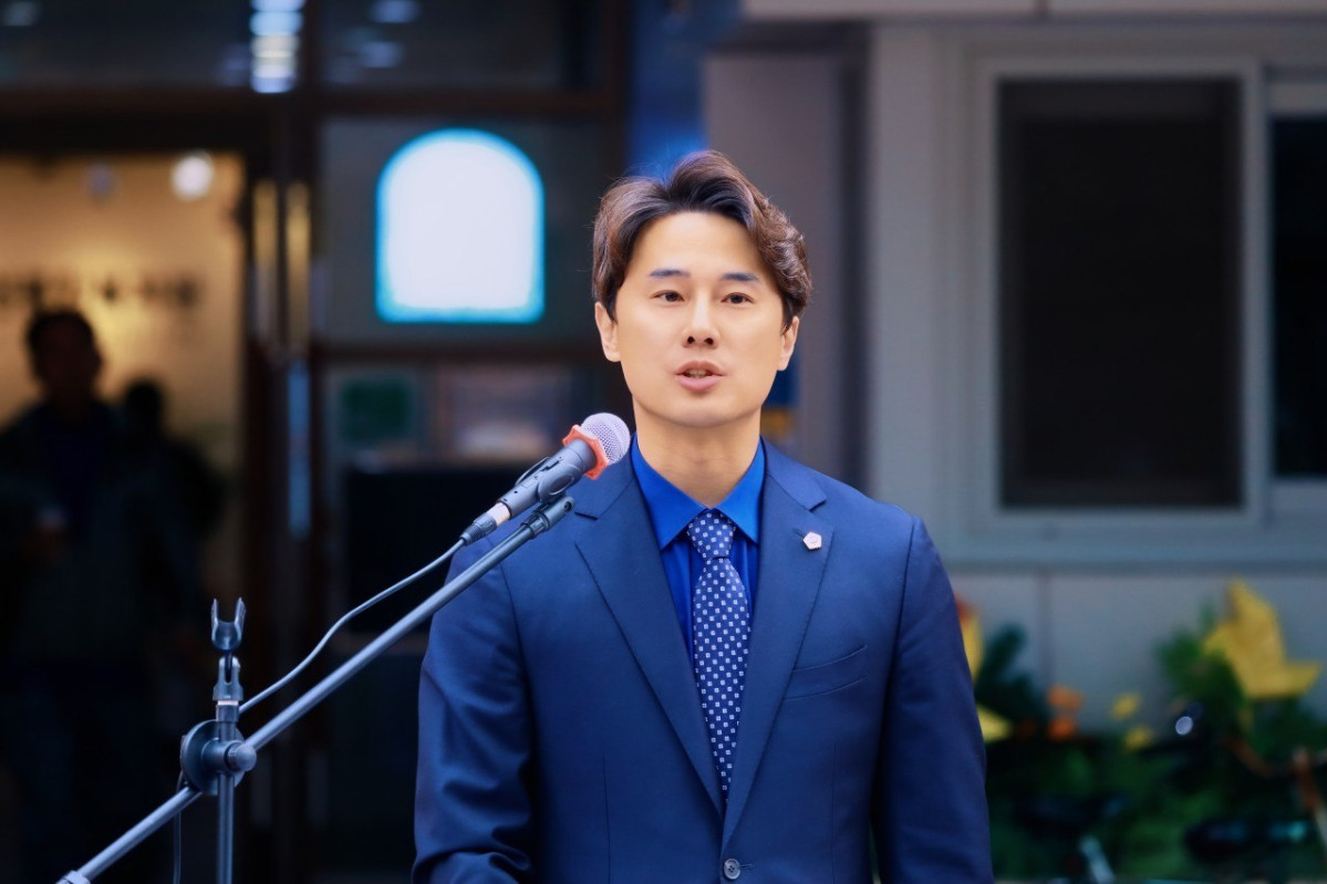 ▲황대호 경기도의원(더불어민주당, 수원3)이 김동연 경기도지사의 합동토론회 기본소득 확대 발언에 대해 사실관계 정정을 촉구하는 입장을 밝히고 있다. (경기도의회)