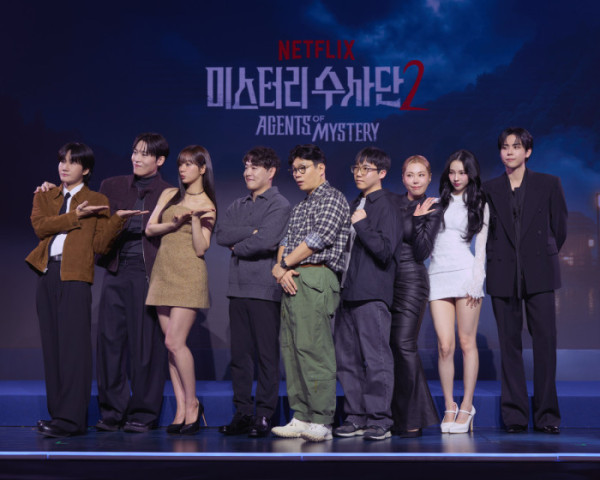 ▲'미스터리 수사단' 시즌2 출연자 이용진(왼쪽부터), 존박, 혜리, PD 3인, 가비, 카리나, 김도훈(사진제공=넷플릭스)
