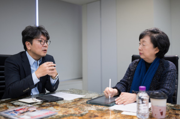 ▲본지 라운지 대회의실에서 진행된 대담에서 토론 중인 박영란 교수(좌)와 고영호 센터장(우).(이준호 기자)