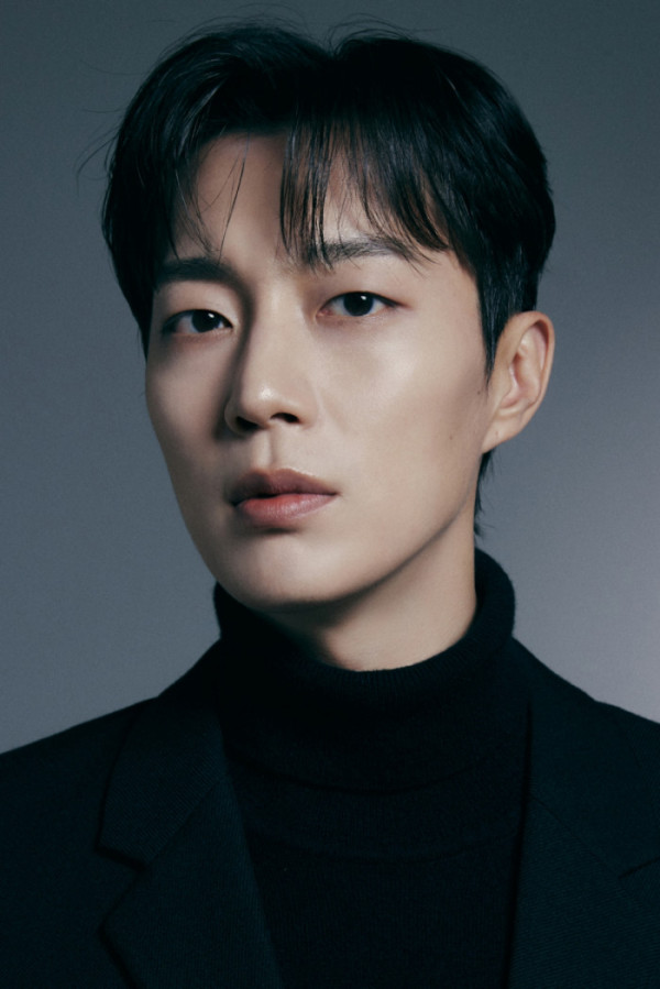 ▲윤두준(사진 = 어라운드어스 제공)