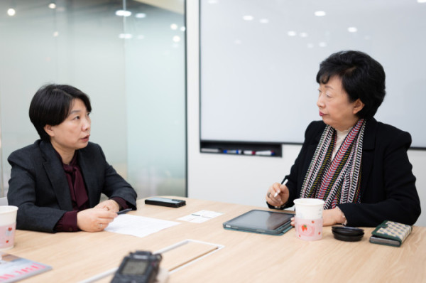 ▲본지 라운지 회의실에서 진행된 대담에서 토론 중인 박영란 교수(우)와 석재은 교수(좌).(이준호 기자)