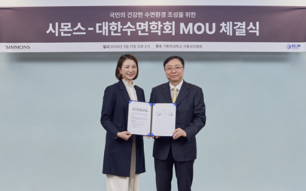 ▲김민수 시몬스 대표(좌)와 박찬순 대한수면학회 회장(우)이 기념사진을 찍고 있다.(시몬스)