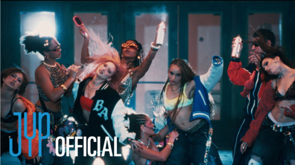 ▲걸셋 'Tweak' 뮤직비디오(사진제공=JYP엔터테인먼트)