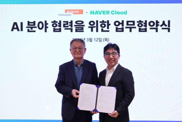 ▲네이버클라우드와 코난테크놀로지가 ‘국방·제조 특화 LLM 및 피지컬 AI 협력’을
위한 업무협약을 체결했다. (왼쪽부터) 김영섬 코난테크놀로지
대표, 김유원 네이버클라우드 대표 (사진제공=네이버클라우드)