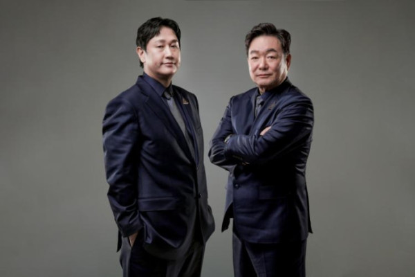 ▲이대호, 이순철 SBS 야구 해설위원(사진제공=SBS)
