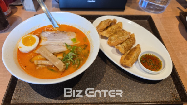 ▲오키보루 '핫토리 파이탄 라멘'&군만두(사진=문연배 기자)