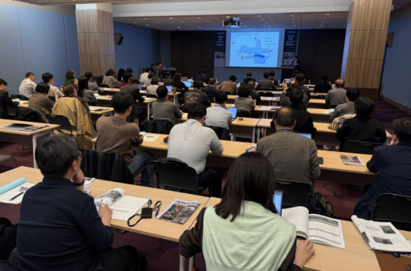 ▲큐라코 이훈상 대표가 17일 서울 코엑스에서 열린 ‘2026 로봇미래전략컨퍼런스’에서 AI 배설 돌봄 로봇 ‘케어비데’를 소개하고 있다.(이준호 기자)