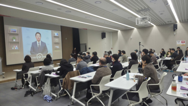 ▲오세훈 서울시장이 18일 오전 서울 광진구 서울시50플러스재단 동부캠퍼스에서 열린 중장년취업사관학교 출범식에 영상 축사를 전하는 모습. (서울시50플러스재단 )