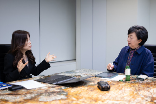 ▲본지 라운지 대회의실에서 진행된 대담에서 토론 중인 박영란 교수(우)와 김영선 소장(좌).(이준호 기자)