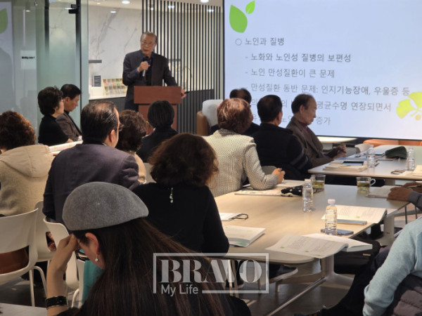 ▲차흥봉 전 보건복지부 장관의 강연을 경청하고 있는 참석자들의 모습.